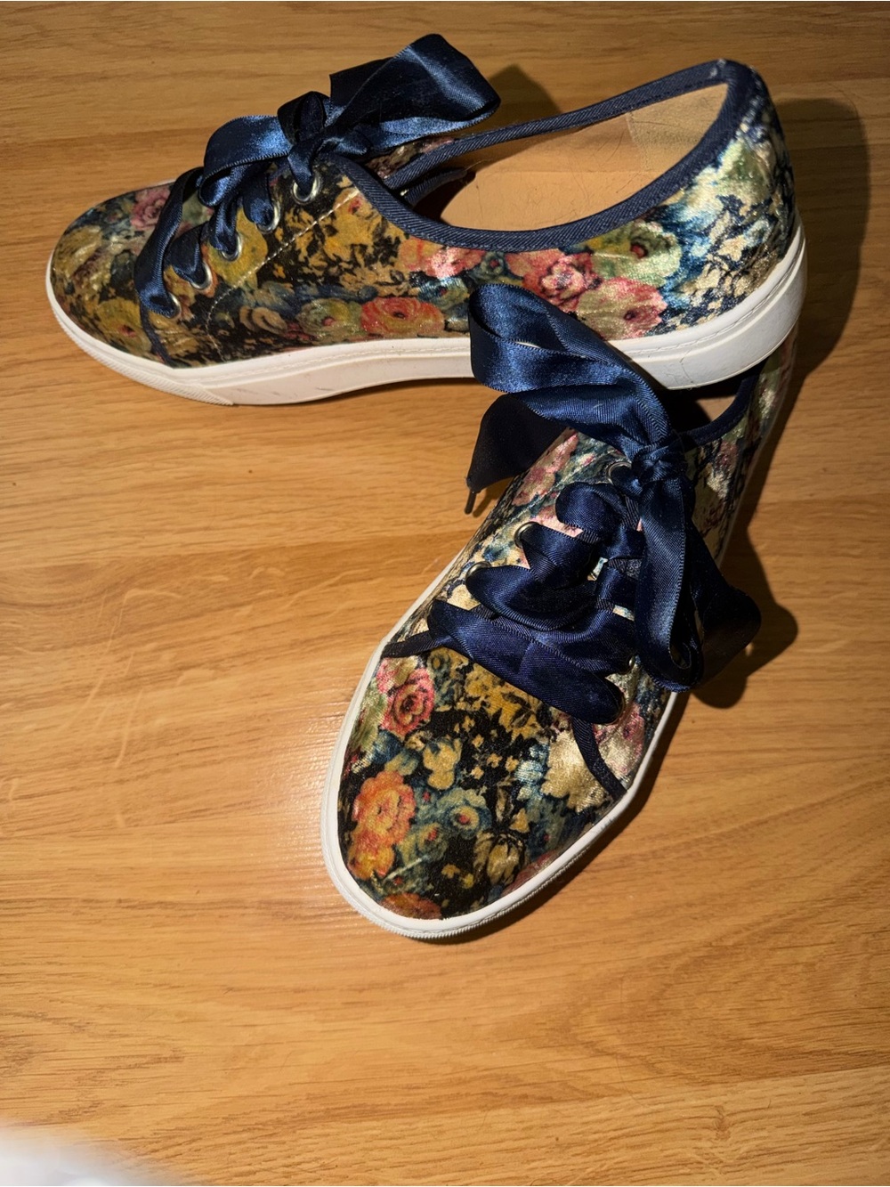 Dirty Laundry Women’s Floral Velvet Lace-Up Sneakers in Navy 8.5